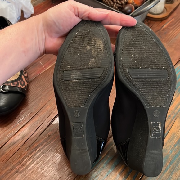 9 1/2 Time and Tru black wedge heels - Picture 4 of 6